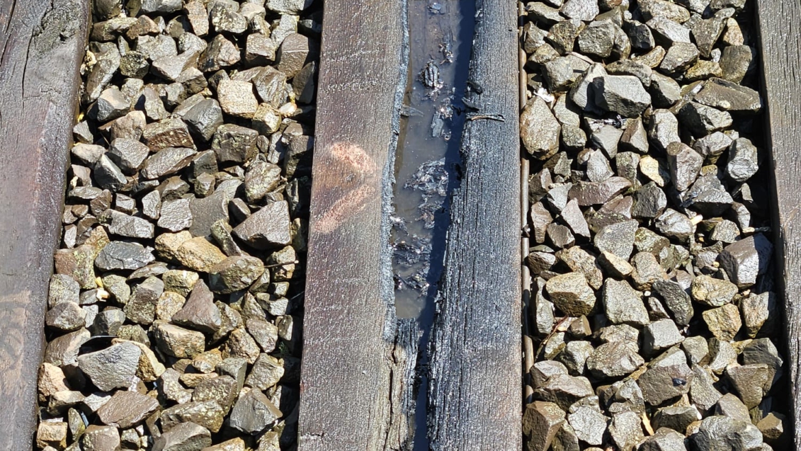Bahnschwelle fängt Feuer